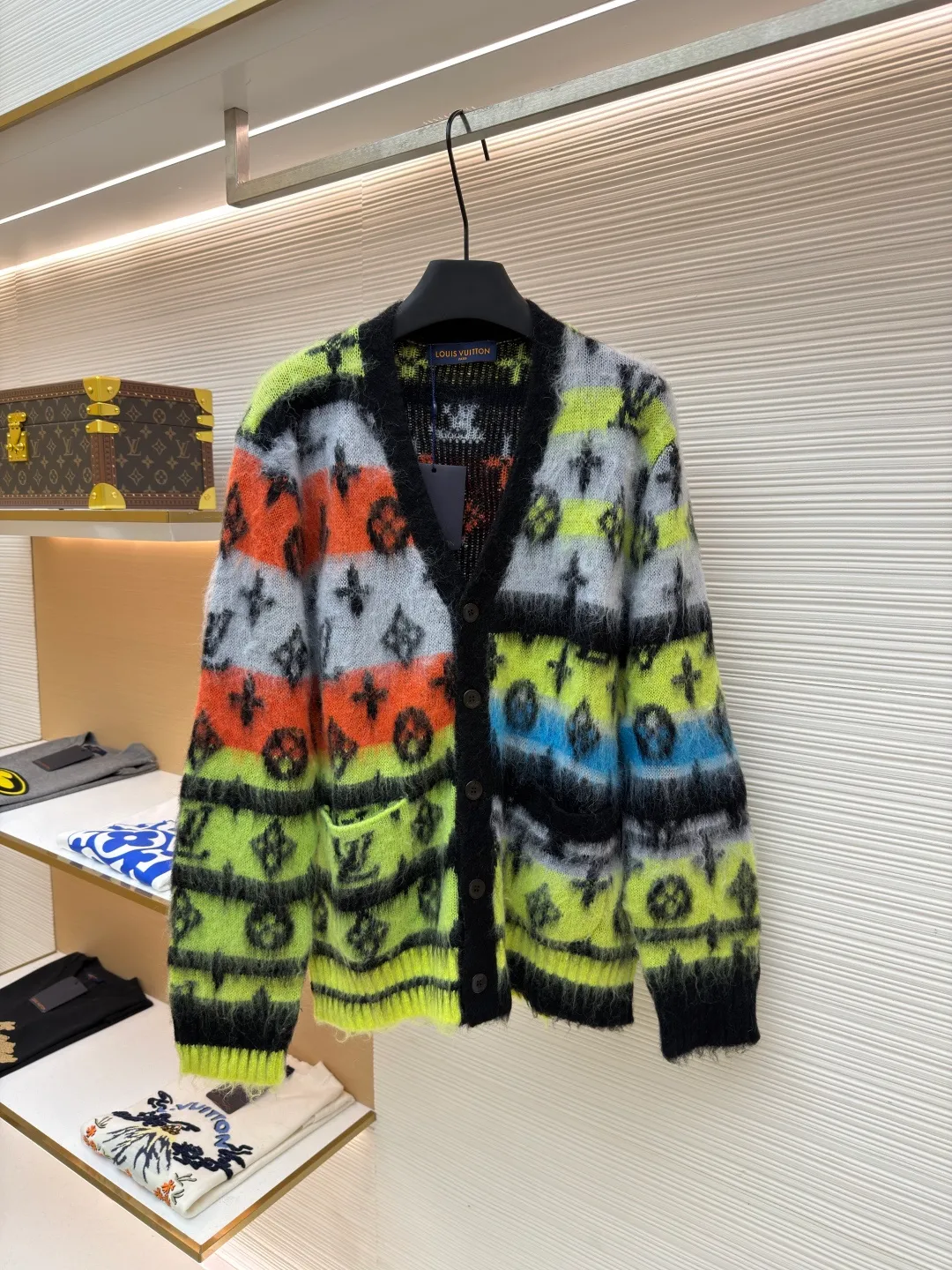 LOUIS VUITTON colorful mohair cardigan ●Original version: Purchased and developed for 13400 ●Item number: 1682122-C75 ●Fabric: mohair fabric ●Technology: Knitted production ●Color: Color ●Version: Fitted version ●Weight: about 610 grams ●Size: XS-S-M-L ●Description: Custom-woven mohair 67% + nylon 28% + sheep wool 5% yarn, purchased rich and finely ground mohair, imported Stoll weaving, full body alignment and stripe stitching, with black and white gray tones to highlight the full Monogram For the pattern, the mohair has been washed and naturally milled. After the shirt is woven, you need to manually remove the dotted lines that hang the hair, draw the knots and sew them. After sewing, wash and iron them to shape, then remove the clamps and catch the hair, wash it after catching it, and finally catch the hair again to achieve the same wool feel and effect as ZP. The process is very complicated. The overall wiring is straight and delicate, the fabric is comfortable and soft, and the color is consistent without color difference. It can be matched with the same style to create a fashionable look and control various occasions. Customized accessories, complete with three standards, same style for men and women!
